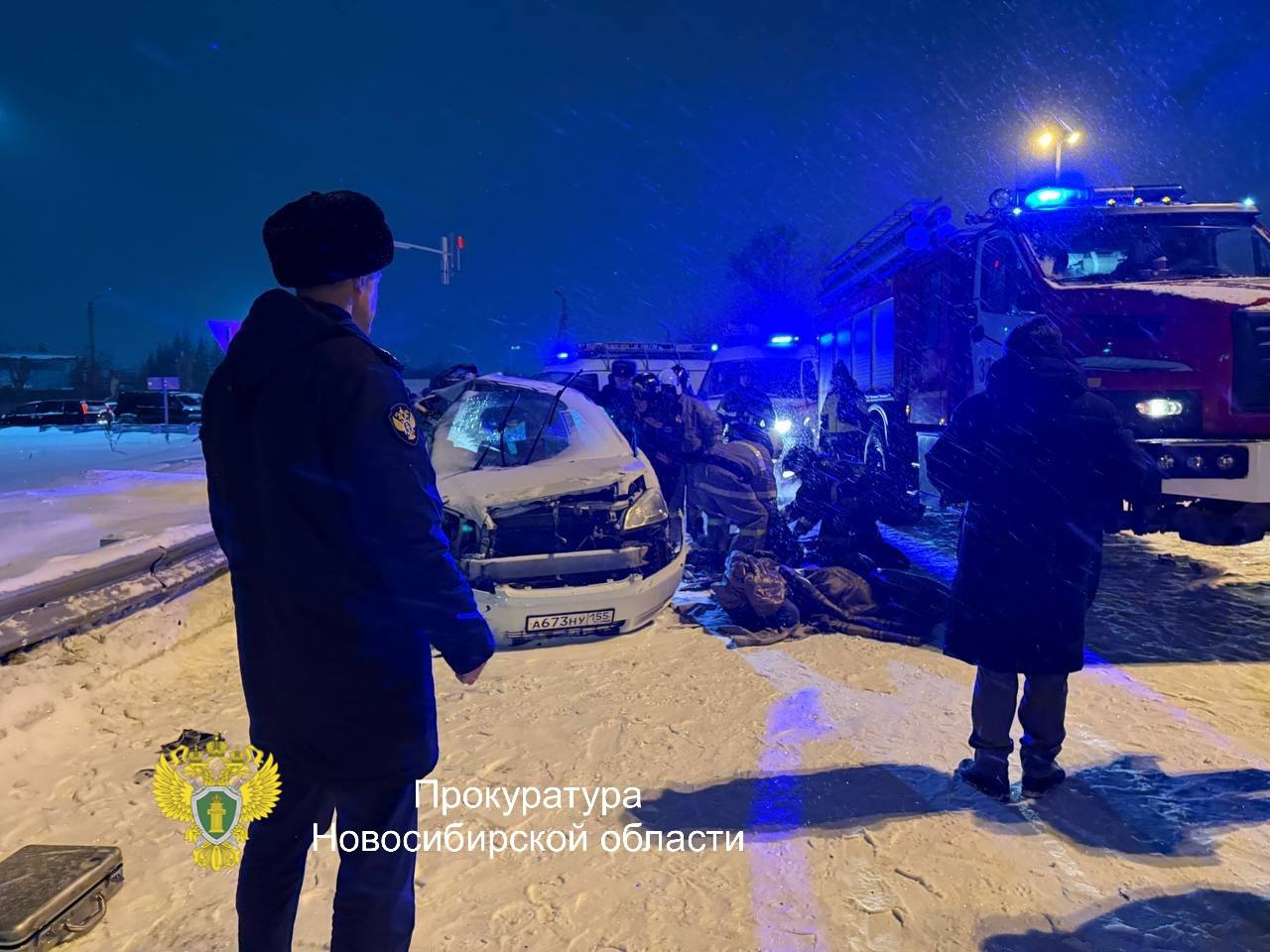 Уголовное дело возбуждено по факту ДТП в Новосибирске в котором погибли шесть человек в том числе двое малолетних детей сообщает облпрокуратура По данным ведомства водитель Mercedes двигаясь на запрещающий сигнал светофора столкнулся с Toyota Ipsum В результате аварии водитель и все пассажиры автомобиля Toyota погибли Виновник ДТП доставлен в отдел полиции Решается вопрос об избрании ему меры пресечения  Подписывайтесь на Ъ Сибирь