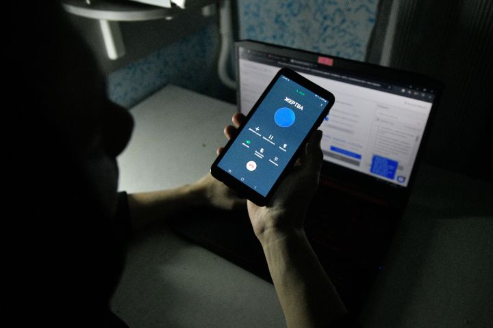 За новогодние праздники жители Якутии отдали мошенникам шесть миллионов рублей В первые дни нового года преступники не отдыхали а жители Якутии стали их легкой добычей Только за прошедшие праздничные выходные в полицию обратились семь человек обманутых дистанционными аферистами Их общие потери составили колоссальные 6 3 миллиона рублей Самый крупный ущерб понес пенсионер из Нюрбы Ему позвонили лжесотрудники спецслужб и Центробанка и под предлогом спасения денег выманили практически все сбережения 3 9 миллиона рублей 66 летняя якутянка за четыре дня общения с такими же банкирами и госслужащими лишилась 500 тысяч Молодая женщина решившая купить снегоход по интернет объявлению потеряла 950 тысяч Мошенники не щадят никого они обманули школьника из Намского района на 100 тысяч рублей в игре студентку на 130 тысяч под видом Росфинмониторинга пенсионерку из Ленского района на 198 тысяч при оформлении кредита и предпринимательницу на 457 тысяч при обмене валюты Полиция вновь призывает граждан быть бдительными и никогда не переводить деньги незнакомцам по телефону Фото Юшкова Ольга