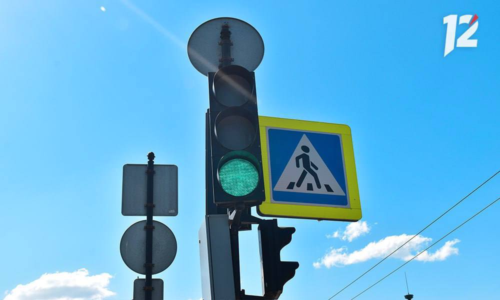 В Омске на пересечении улиц Мельничной и 1 й и 2 й Казахстанских установили новый светофор Он подключен к автоматизированной системе которая позволяет регулировать сигналы в зависимости от интенсивности трафика Устройство имеет цифровые таймеры обратного отсчёта что помогает водителям и пешеходам лучше ориентироваться Светофоры работают автоматически Безопасность перехода обеспечивается звуковыми сигналами которые сообщают о включении зелёного света для пешеходов   Подписывайтесь на 12 канал в МАХ