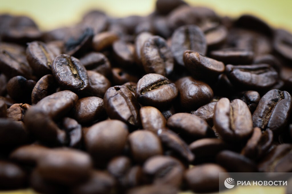 Мировые цены на кофе до конца года могут снизиться на 10-20%, рассказал РИА Новости эксперт по фондовому рынку "Гарда Капитал" Кирилл Селезнев. По данным биржи ICE, цены на арабику в мире во вторник упали на 4,7%, достигнув самого низкого уровня с декабря 2024-го – $6856 за тонну. Если погодные аномалии не испортят оптимистичных планов по урожаю, цены могут постепенно остывать и далее... Арабика может опуститься в цене ниже $6 тысяч за тонну, робуста может подешеветь до $3 тысяч и ниже. / Все наши каналы