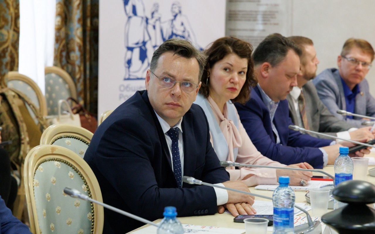 Александр Терновцов назначен советником врио губернатора Курской области по работе с НКО В Курской области на должность советника временно исполняющего обязанности губернатора назначен Александр Терновцов. Он будет работать на общественных началах и курировать вопросы, связанные с деятельностью некоммерческих организаций. Терновцов родился в 1980 году в поселке Теткино Глушковского района Курской области. С 2021 года является заместителем председателя Общественной палаты Курской области. Он также организатор и руководитель общественно-социальных проектов по правовой помощи, правовому просвещению населения, бизнеса и НКО, проектов по развитию системы общественного контроля и некоммерческого сектора.
