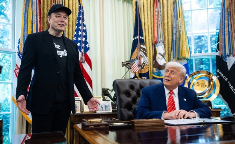 Дональд Трамп заявил журналистам что у него хорошие отношения с миллиардером Илоном Маском Хорошие отношения РБК Он хороший парень способный парень Он всегда мне нравился И подозреваю он всегда будет нравится мне сказал Трамп добавив что за последний месяц они чуть чуть пообщались Президент США и основатель Tesla поссорились в июне из за критики бизнесменом законопроекта о государственных расходах и налогах Маск осудил большой и прекрасный билль и заявил что изменил свое отношение к президенту после его решения которое может привести США к банкротству Конфликт дошел до того что Маск рассказал о наличии имени Трампа в списке Эпштейна и поддержал идею объявить ему импичмент Глава Белого дома в свою очередь угрожал прекратить государственные субсидии и контракты миллиардера Фото CNP AdMedia Global Look Press Картина дня в телеграм канале РБК