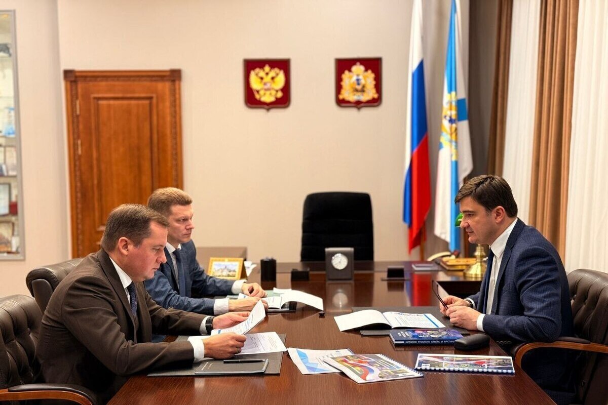 В Архангельске создадут парк Героев Отечества на территории САФУ Идею создания новой общественной территории за главным корпусом Северного Арктического федерального университета обсудил губернатор Архангельской области Александр Цыбульский с исполняющим обязанности ректора вуза Михаилом Даниловым