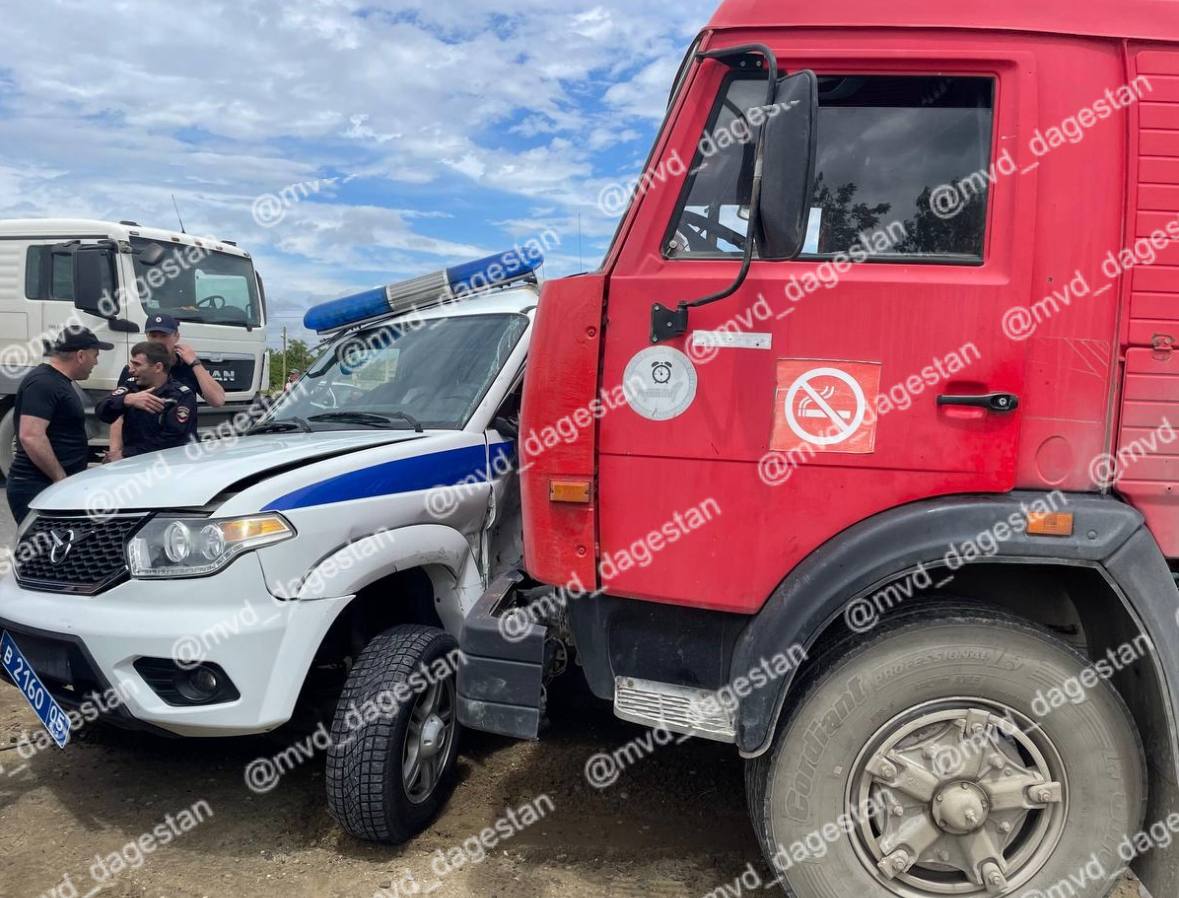 КамАЗ протаранил полицейский UAZ Patriot в Дагестане. Об этом сообщили в региональном МВД. ДТП произошло на федеральной трассе "Кавказ" в Кумторкалинском районе. 29-летний водитель внедорожника при выезде с обочины и попытке разворота столкнулся с КамАЗом. Грузовик двигался в попутном направлении под управлением 34-летнего жителя Избербаша. В результате аварии сотрудник ОМВД РФ по Кумторкалинскому району — водитель служебного автомобиля — и двое его пассажиров с различными травмами были доставлены в Республиканскую клиническую больницу Махачкалы. По факту происшествия проводится проверка, устанавливаются все обстоятельства случившегося. Отправить новость