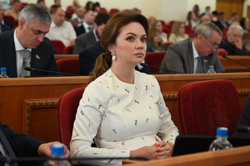 Депутат Заксобрания Лидия Новосельцева вернется в гордуму Ростова, чтобы ее возглавить Уже в конце мая станут известны кандидаты от партии «Единая Россия» на выборы в городскую думу Ростова. Главным событием этих выборов станет смена председателя гордумы. После 30 лет руководства Зинаида Неярохина решила перейти на работу в областной парламент. Но свято место пусто не бывает. По данным источников, возглавит городскую думу Лидия Новосельцева. Подробнее — в нашем материале
