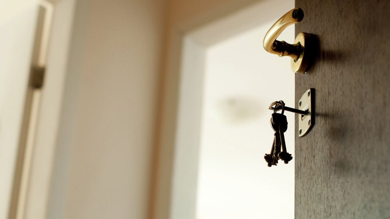 В Госдуме подготовили законопроект о наказании мошенников на вторичном рынке жилья В документе речь идёт о введении обязательного периода охлаждения во время сделки чтобы деньги не сразу поступали продавцу а в течение недели находились в банке Проект подготовил председатель комитета Госдумы по экономической политике Михаил Делягин сообщается на сайте RTVI Отмечается что инициатива направлена точечно против наиболее распространённой схемы мошенничества Как правило злоумышленники используют в качестве наживки пожилого человека который после получения денег за жильё объявляет себя недееспособным В результате суд признаёт сделку недействительной а покупатель квартиры лишается и квадратных метров и средств Подписаться на Говорит Москва Telegram VK MAX