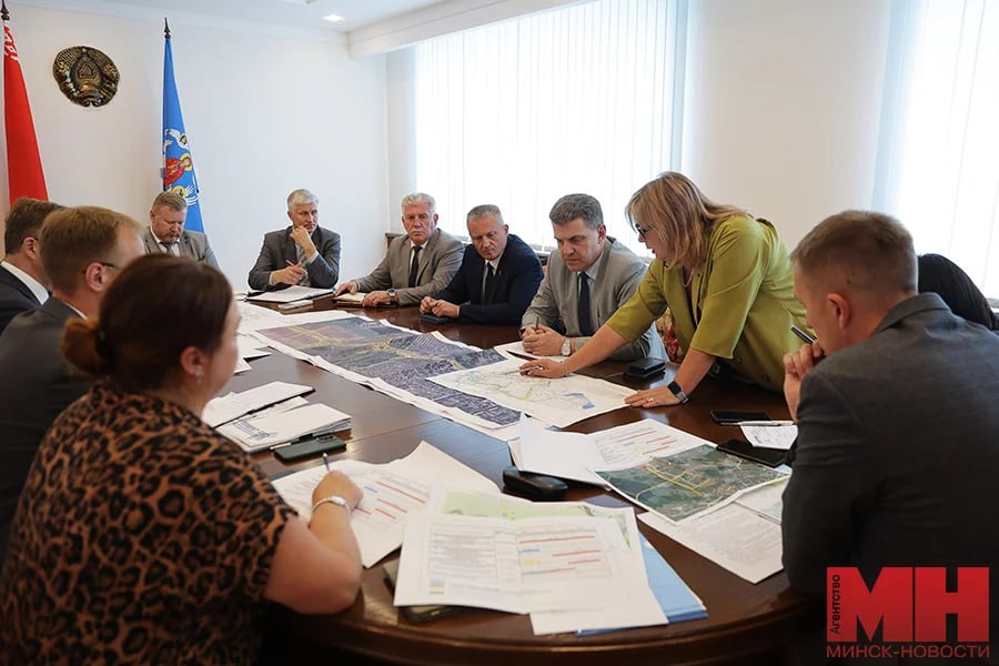 На ул. Л. Карастояновой завершена реконструкция участка протяженностью 1,7 км. Это важная артерия столицы с учетом продолжающегося строительства ЖК «Северный Берег», отметил председатель Мингорисполкома Владимир Кухарев: Эта дорога будет обеспечивать важное направление, потому что мы завершили первый этап работы по выходу на МКАД. Теперь нужно посмотреть, как двигаться в дальнейшей реконструкции ул. Л. Карастояновой. «Минск-Новости» MINSKNEWS.BY Telegram Viber FB VK Inst TikTok YouTube