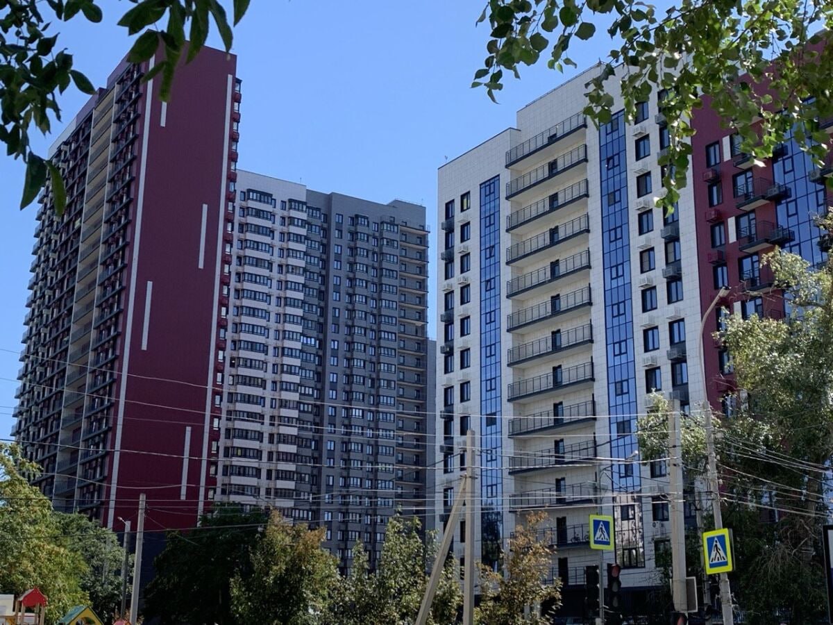 На Дону застройщикам могут возместить до 100 затрат на школы и детсады В Ростовской области хотят мотивировать застройщиков создавать социальную инфраструктуру Для этого вводят новые финансовые правила Суть поправок Полное возмещение до 100 если девелопер построит в своём ЖК больше мест в детсадах и школах чем требует норматив Частичное возмещение 70 за создание обязательного по нормативу количества мест Инфраструктурный взнос его придётся заплатить самим девелоперам если необходимые соцобъекты нужно строить за пределами территории ЖК Его размер обещают сделать прозрачным Люди покупают но потом в какой то степени становятся обманутыми вкладчиками потому что нет школы садика дорог отметил губернатор Юрий Слюсарь на встрече с девелоперами По его словам проблема особенно остро стоит в Ростове Аксае Батайске и Мясниковском районе Законодательное собрание рассмотрит эти поправки уже 23 декабря domostroyrf