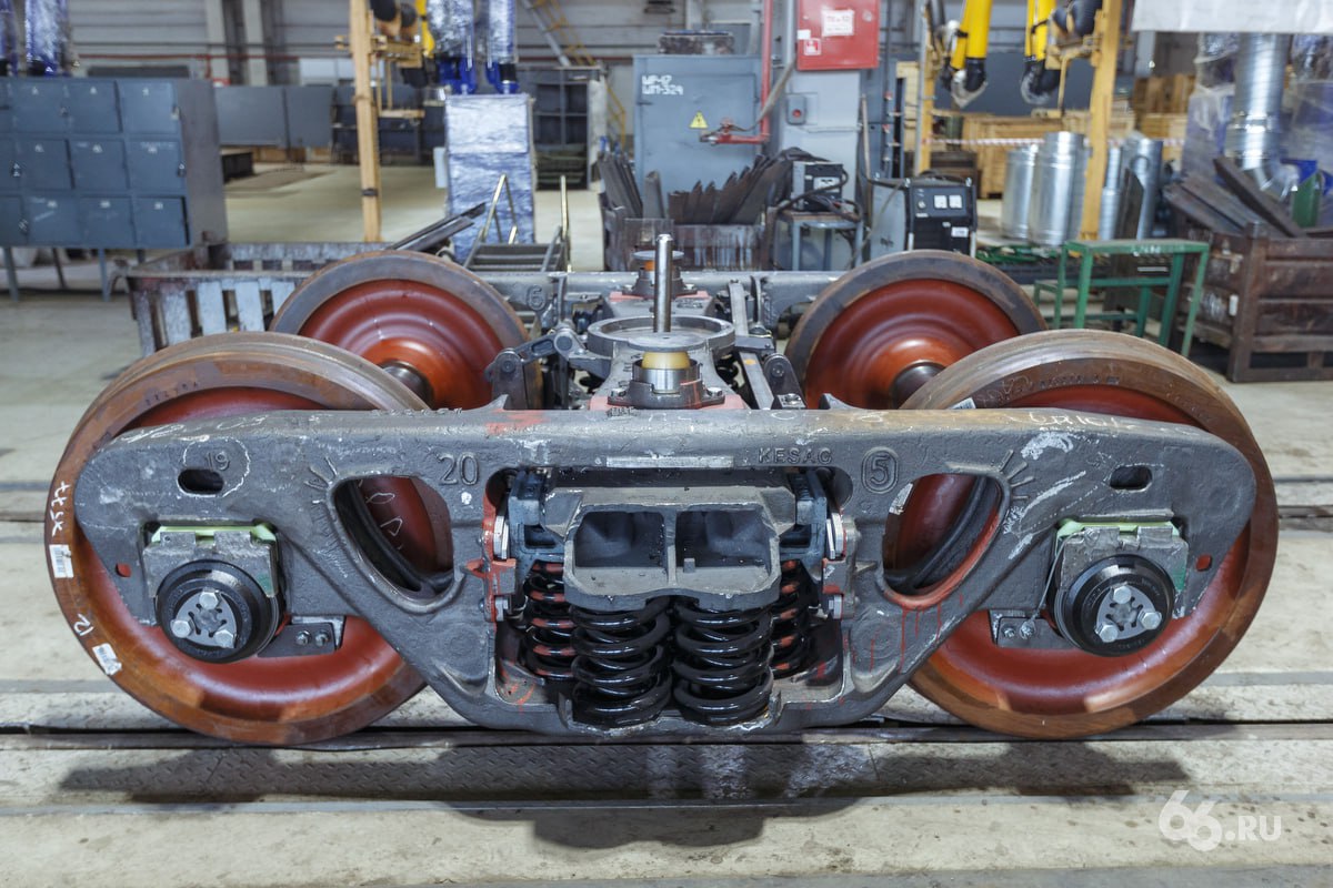 Уралвагонзавод сократит часть сотрудников В пресс службе предприятия сообщили о планах по оптимизации административно управленческих расходов Но добавили что не планируют отказываться от набора новых работников особенно опытных рабочих дефицитных специальностей В начале октября компания сообщала что переведет часть специалистов с производства вагонов и буровых установок на четырехдневку из за снижения спроса Работников из сектора гособоронзаказа это не коснулось Уралвагонзавод входящий в Ростех также производит военную технику в том числе танки Армата и боевые машины Терминатор Новости из Екатеринбурга