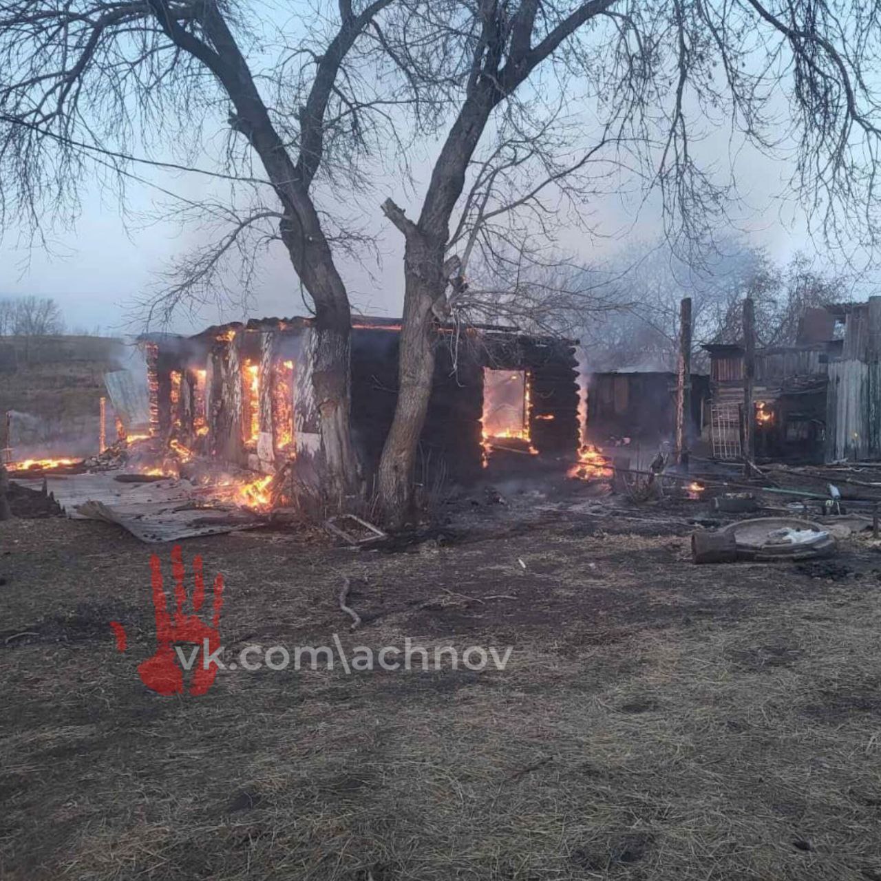 Дом и хозпостройки сгорели в поселке Казанцевский Верхнеуральского района  Площадь возгорания составила 68 квадратных метров. Известна предварительная причина пожара.    Тушили одноквартирный жилой дом и хозяйственные постройки 4 ноября в 16:48. В ОГУ "Противопожарная служба Челябинской области" говорят, что о возгорании поздно сообщили, поэтому к приезду сотрудников экстренной службы имущество вовсю полыхало. Хозяин жилища уверен, что замкнуло проводку в одном из электроприборов. Огонь полностью уничтожил дом. Сарай сгорел частично. К счастью, никто из людей не пострадал. Но вещей и документов у владельцев жилища теперь нет. Всё сгорело.