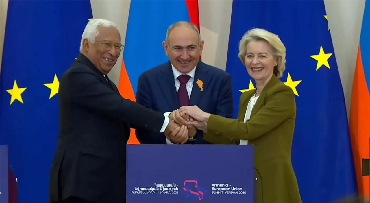 Армения и ЕС подписали документы по итогам саммита в Ереване Замглавы МИД Армении Ваан Костанян и директор по Восточному соседству и Турции Генерального директората Евркомиссии по вопросам расширения и восточного соседства Адриен Кирали закрепили договор о запуске Партнерства в области связанности Глава МВД Армении Арпине Саркисян и исполнительный директор Европейского агентства пограничной и береговой охраны Фронтекс Ханс Лейтенс парафировали рабочее соглашение о сотрудничестве Подпишись на t me btnewsaz