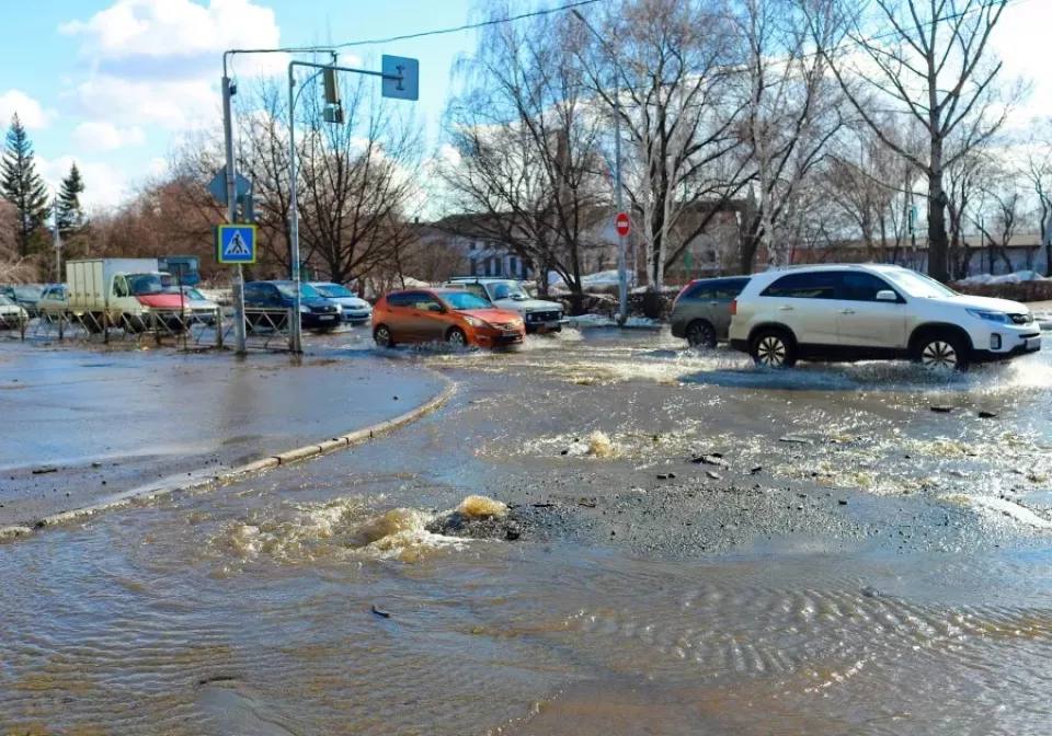 В Бийске восстановили водоснабжение, отключенное в результате порыва на магистральной сети.  Об этом сообщил глава наукограда Виктор Щигрев.  "Сейчас специалисты МУП "Водоканал" устраняют порыв на магистральной сети на пересечении ул. Ленина и пер. Кожевенный. Задействовано 8 единиц спецтехники и две бригады рабочих  в общей сложности 12 человек ", – рассказал Щигрев.  Однако в некоторых районах, судя по комментариям жителей в соцсетях, водоснабжения до сих пор нет. Подвоз воды организовали по двум адресам: Митрофанова, 27 и Красноармейская, 180.  На фото — масштабы коммунального потопа в Бийске.  Фото: Сергей Кулыгин / "Бийский рабочий"    ТОЛК