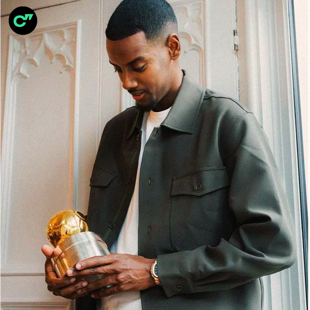 Александер Исак получил Золотой мяч как лучший шведский футболист в 2025 году Теперь его приз будет надежно охранять доберман за 30 тысяч фунтов которого Исак купил после угроз от шведских фанатов за ужасную игру в сборной   Статистика шведа в этом сезоне в приложении ГОЛ