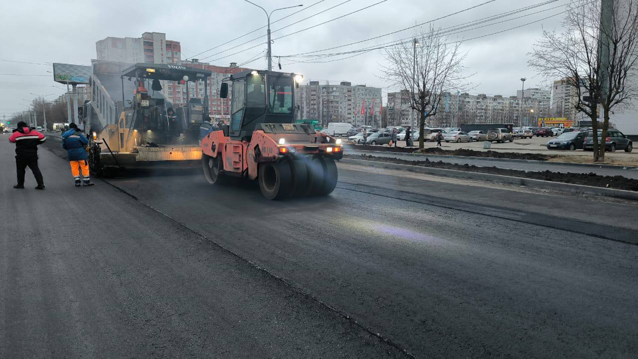 Схемой организации движения предусмотрены пешеходные переходы на пересечении улицы 60-й Армии и бульвара Победы     Переходы будут устроены со всех четырех сторон перекрестка, а также на правоповоротных съездах. Для синхронизации транспортного и пешеходного потоков с привычных мест размещения они будут перенесены ближе к пересечению магистралей.    Сейчас подрядная организация выполняет устройство дорожного покрытия на примыканиях к перекрестку. В ближайшее время начнется установка знаков. В дальнейшем – в соответствии с погодными условиями – будет наноситься разметка.