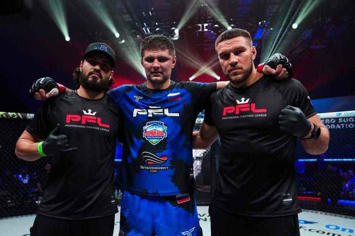 Сегодня на турнире PFL Олег Попов одерживает победу в непростом поединке над американцем Карлом Вильямсом раздельным решением судей!