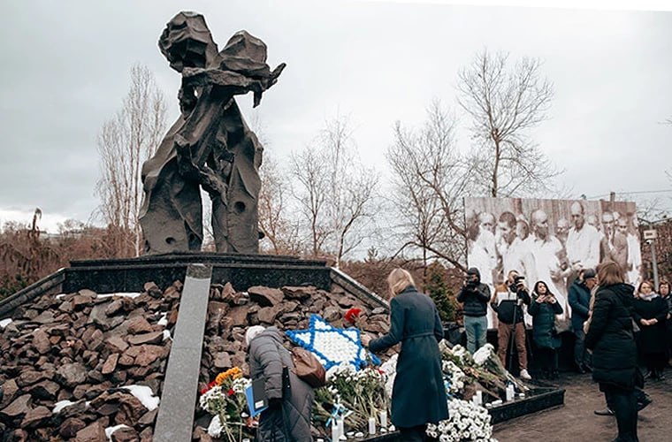 В Молдове проходят дни памяти жертв Холокоста С 20 января по 11 февраля в стране проходят культурные и образовательные мероприятия посвящённые памяти жертв Холокоста Центральным событием станет митинг реквием 27 января у памятника жертвам фашизма в Кишинёве в Международный день памяти жертв Холокоста В программе выставки показы документальных фильмов лекции и уроки памяти в школах На фасаде парламента будет размещена световая инсталляция WeRemember MIR24MOLDOVA Подпишись