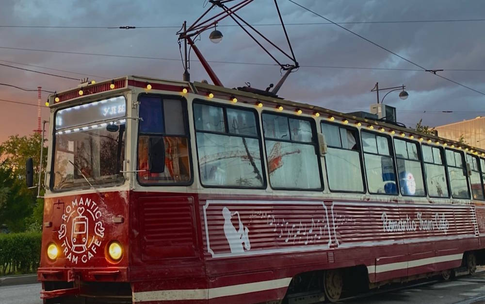 Пермский трамвай кафе запустит театральные рейсы 0 На борту Romantic Tram Cafe будут проходить драматические зарисовки по произведениям Н В Гоголя в исполнении актеров Театра Театра Театральные рейсы стартуют с 2 октября далее будут проходить каждый четверг Время отправлений 18 00 20 00 и 22 00 напротив времени рейса на сайте будет указан значок театральные маски Продолжительность пути составит 90 минут продолжительность представления 30 40 минут Стоимость билета 650 рублей Сейчас в Театре Театре проводится капремонт зала и фойе большой сцены Его главная цель увеличение числа мест для зрителей с 600 до 850 улучшится акустика в любой части зала будет идеальный звук Во время работ по реконструкции зрительного зала труппа Театра Театра будет выступать на других площадках Подписаться на Интересную Пермь