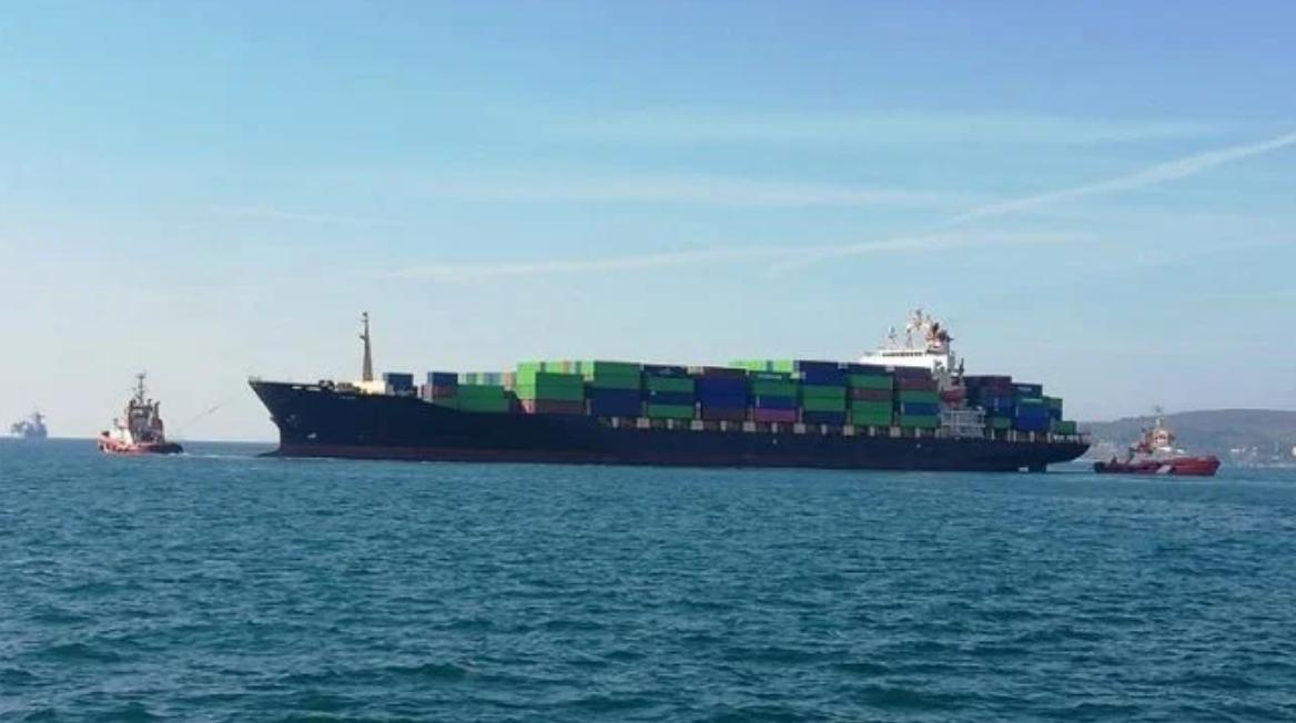 Морские власти Дании в четверг задержали контейнеровоз Nora под флагом Ирана до среды но было зарегистрировано под флагом Коморских островов стоявший на якоре в датских водах после того как выяснилось что он не был зарегистрирован должным образом Датский орган заявил что пытается выяснить где судно зарегистрировано должным образом после чего проведет государственную инспекцию порта прежде чем судно сможет выйти из порта Судно Nora ранее называлось Cerus и было включено в санкционный список США из за связей с Ираном По сообщению датского телеканала TV 2 судно отключило AIS в середине января когда находилось в Санкт Петербурге а затем поплыло на запад по Балтике и достигло Скагена где остановилось 22 января На следующий день оно бросило якорь менее чем в 20 милях к востоку от Аалбека Дания где и находилось последние 28 дней