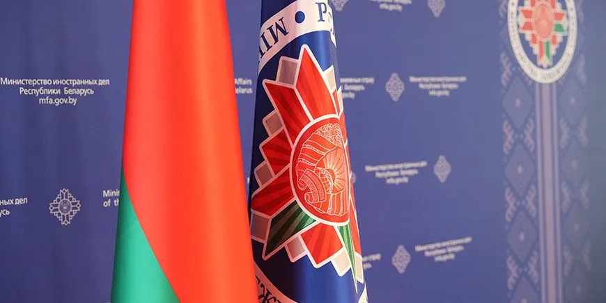 МИД Беларуси вызвал временного поверенного в делах Армении Временный поверенный в делах Армении в Беларуси Артур Саргсян был вызван в белорусский МИД Дипломату заявили решительный протест и вручили ноту в связи с недружественными действиями армянской стороны Поводом стали недавние заявления спикера парламента Армении В белорусском внешнеполитическом ведомстве их расценили как предвыборный популизм и попытку отвлечь внимание от внутренних проблем Там отметили что в Армении уровень бедности превышает 40 растет безработица а целые регионы стагнируют В МИД Беларуси подчеркнули что разделяют братский армянский народ и его представителей власти Белорусская сторона выразила уверенность что руководство Армении внемлет здравому смыслу Это позволит вернуться к конструктивному диалогу и восстановить дружеские отношения между странами Разговоры на кухне