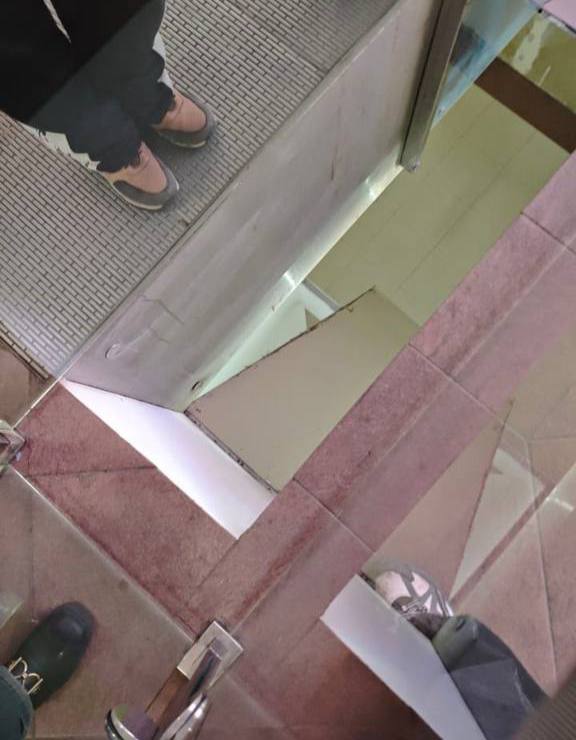 Ребенок упал со второго этажа в ТЦ в Серпухове Мальчик хотел подобрать упавшую помаду одноклассницы наступил на фанеру и упал с 6 метровой высоты У него серьезные травмы выбито несколько зубов сломана рука