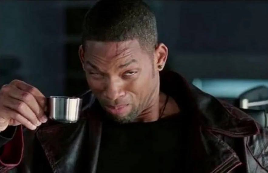 Росстандарт обновил ГОСТ на растворимый кофе будет интересно но вкус под вопросом К продаваемому в России кофе чуть чуть пересмотрели требования ГОСТа Производителей они возможно обрадуют при продаже теперь можно не учитывать некоторые особенности а вот потребителей вряд ли Смотрим детально 1   в порошкообразном кофе теперь допустимо присутствие комочков если они не плотно слежались 2   спекшийся гранулированный кофе может растворяться в горячей воде за 2 5 минуты а не как раньше за 30 секунд 3   четкий перечень ингредиентов для изготовления кофейного сырья упразднен бодяжить растворимый кофе можно из различных пищевых компонентов В действие новый стандарт вступит в ноябре этого года так что пока можно наслаждаться привычным 3 в 1 Что будет дальше вопрос интересный Конечно растворимый кофе сам по себе специфичен но не исключено что с такими вольностями он может стать еще специфичнее и это если зажмуриться при взгляде на цены Написать в редакцию можно здесь Мы в MAX gorod55ru