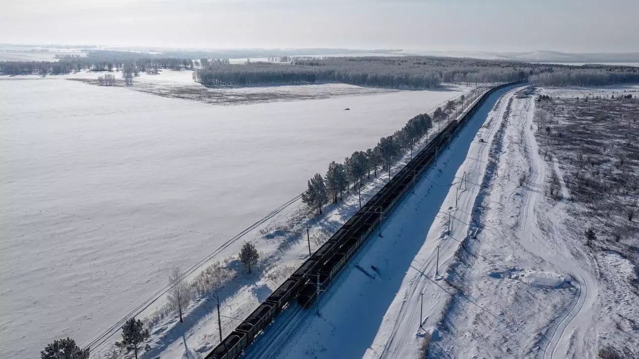 КрасЖД открыла двухпутное движение на участке Унерчик — Ирбейская в Красноярском крае.  За 2,5 года железнодорожники проложили 34 километра новых вторых путей, возвели семь мостов, протяженность самого крупного из них — 39 метров.  Вот что еще сделали на участке.