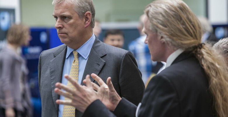 Карл III начал процесс лишения принца Эндрю титулов Король Великобритании Карл III принял решение официально лишить своего младшего брата принца Эндрю всех титулов и выселить его из королевской резиденции Роял Лодж Об этом сообщает Би би си со ссылкой на заявление Букингемского дворца Оно гласит что принц Эндрю теперь будет именоваться Эндрю Маунтбеттен Виндзор и что ему уже направлено официальное уведомление о необходимости отказаться от аренды особняка Их Величества хотели бы подчеркнуть что сопереживают и сочувствуют жертвам любых форм насилия уточняется в заявлении Усилившееся давление на принца Эндрю связано с обвинениями его в связях с американским финансистом Джеффри Эпштейном Тот был осужден за сексуальные преступления в том числе за вовлечение несовершеннолетних в проституцию