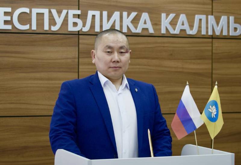 Экс руководитель ЦУР Калмыкии возглавил Управление информационной политики аппарата губернатора Чукотки Аралтан Бамбышев пять лет руководивший ЦУР Республики Калмыкия назначен начальником Управления информационной политики аппарата губернатора Чукотского автономного округа Работа в ЦУР это опыт системного выстраивания коммуникаций между жителями и властью на основе аналитики и обратной связи Эти принципы остаются ключевыми и на новой должности Чукотка регион с особыми вызовами где вопросы информационной открытости и доступности особенно значимы Важно не только доносить позицию власти но и выстраивать доверительный диалог обеспечивать своевременное информирование жителей отметил Аралтан Бамбышев Напомним что до руководства Центром он работал в МВД занимался вопросами противодействия терроризму и экстремизму а также был экспертом консультантом в Отделе внутренней политики Администрации главы Республики Калмыкия Присоединяйтесь к нашему официальному каналу в MAX РИАКалмыкия РеспубликаКалмыкия БуддизмКалмыкии2025