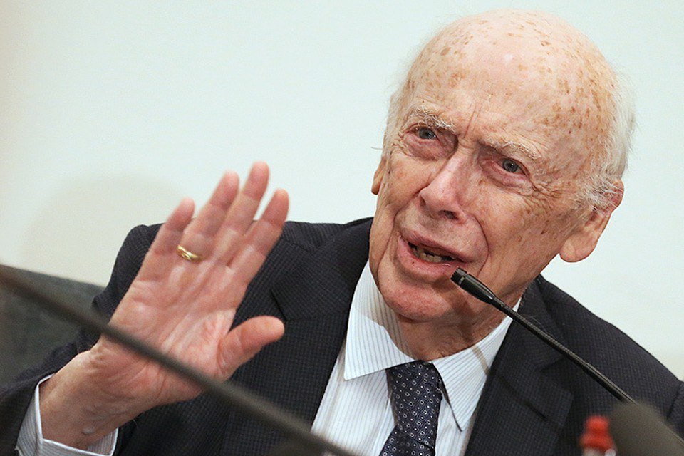 Умер Джеймс Уотсон выдающийся биолог и первооткрыватель структуры ДНК На момент смерти учёному было 97 лет Он скончался в хосписе Ист Нортпорта штат Нью Йорк Об этом сообщает CNN По словам коллег причиной смерти стала непродолжительная болезнь Уотсон стал первым директором проекта Геном человека и в 1962 году получил Нобелевскую премию по медицине и физиологии за открытие двойной спирали ДНК Позже он продал свою награду направив вырученные средства на поддержку научных исследований