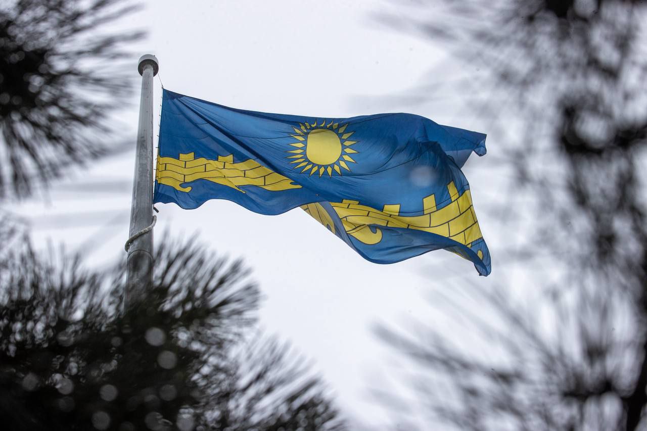 В Анапе завершился конкурс по отбору кандидатур на должность мэра города По информации конкурсной комиссии всего было подано 18 заявок В рамках первого этапа были проверены достоверность и полнота предоставленных кандидатами данных Вторым пунктом стало личное собеседование По результатам конкурса комиссия приняла решение о представлении в Совет трех кандидатов набравших наибольшее количество баллов Ими стали Никита Бойко Александр Кудаев и Светлана Маслова Никита Бойко возглавляет МАУ Медиа группа Анапа Александр Кудаев руководит Виноградным сельским округом Анапы Светлана Маслова в 2019 2020 годах занимала пост вице президента по управлению социальным развитием ООО Автотор Холдинг Менеджмент а с 2020 по январь 2025 года работала заместителем председателя Совета министров Республики Крым Программы кандидатов будут рассмотрены на сессии Совета и тайным голосованием будет избран глава города курорта anapaofficial Радио 104FМ Новая Россия Мы в МАХ