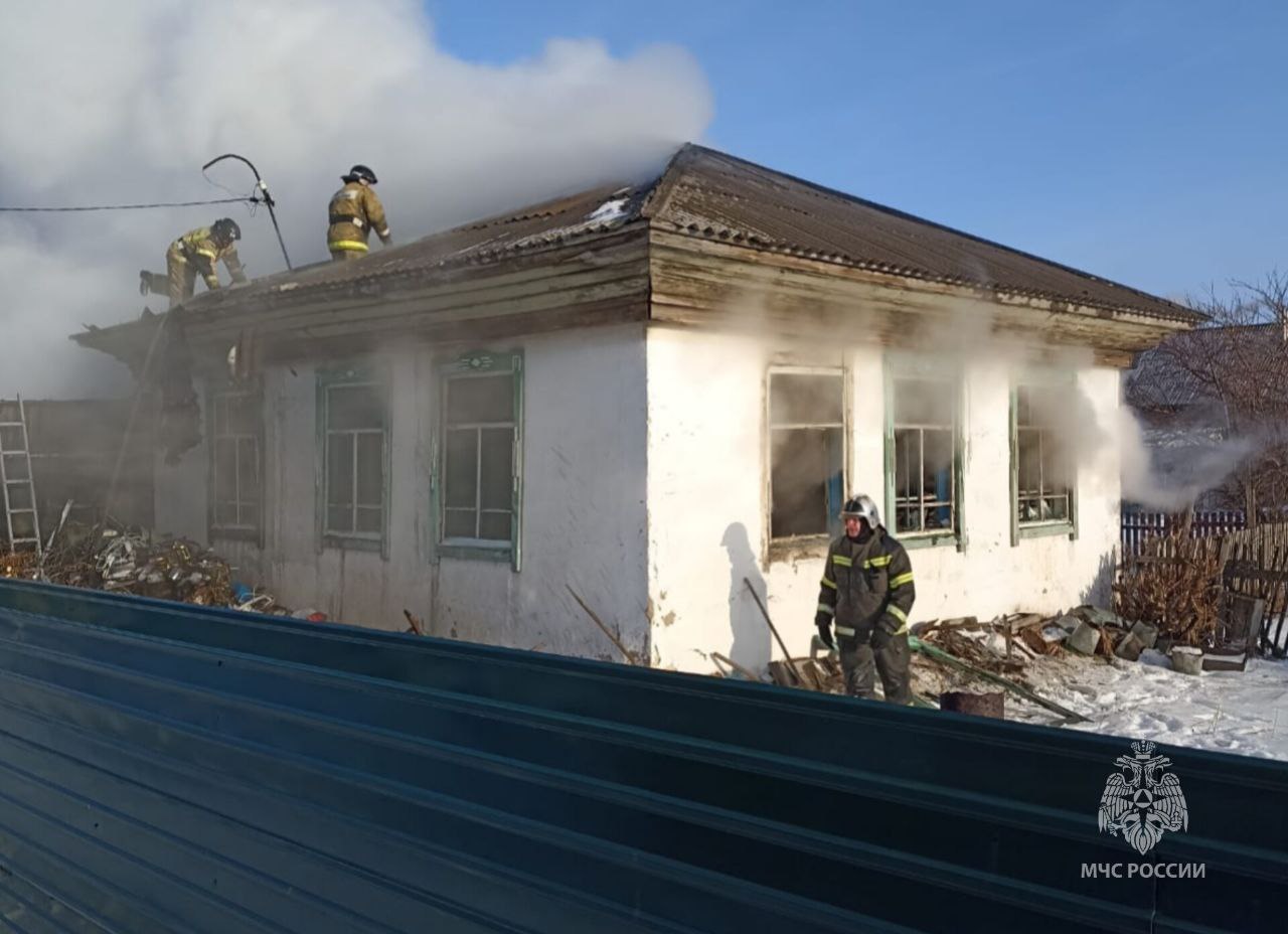 Осторожность с огнём - главное правило безопасности   В городе Камень-на-Оби, по ул. Добролюбова, произошел пожар в частном доме. Возгорание ликвидировано прибывшими пожарными расчётами на площади около 45 кв.м., огнём повреждены стены, кровля дома и веранды. Привлекались два пожарных расчёта, 9 человек личного состава.    На пожаре погибла пожилая женщина.   ‼  Причина происшествия будет установлена специалистами. Наиболее вероятно, что к беде привело неосторожное обращение с огнём, пламя возникло из-за вынесенной на веранду тлеющей золы из печи.