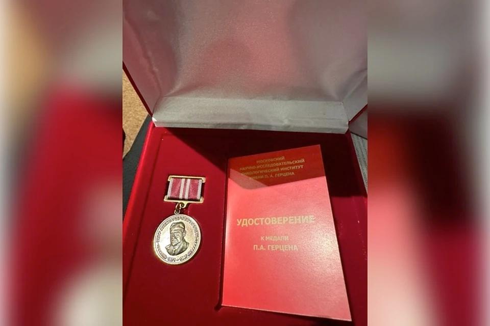 Главный онколог ЛНР получила медаль имени П.А. Герцена Главный онколог ЛНР Ольга Рябцева удостоена высокой награды – медали имени П.А. Герцена, об этом сообщила в своем ТГ-канале министр здравоохранения ЛНР Наталия Пащенко. Награждение состоялось в рамках XIII Съезда онкологов России, который прошел в Уфе. Съезд собрал ведущих специалистов в области онкологии со всей страны и зарубежья. - Сердечно поздравляю Ольгу Рябцеву с присуждением медали имени П.А. Герцена! Эта престижная награда – яркое свидетельство Вашего профессионализма, самоотверженного труда и значительного вклада в борьбу с онкологическими заболеваниями. Мы гордимся Вашими достижениями и желаем дальнейших успехов в Вашей важной работе! – сказала Наталия Пащенко.