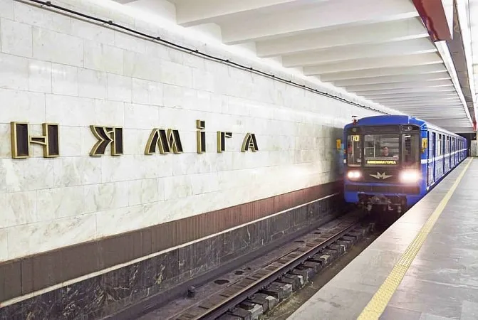 Как будут работать метро и общественный транспорт в Минске 9 мая Во время праздничных мероприятий посвященных Дню Победы будет скорректирована работа общественного транспорта в Минске Узнали что изменится Метро В пресс службе Минского метрополитена опубликовали график движения поездов который будет действовать 9 мая Интервал движения поездов составит на 1 й и 2 й линиях метро с 9 00 до 11 00 5 мин с 11 00 до 24 00 4 мин на 3 й линии с 9 00 до 11 00 7 мин с 11 00 до 24 00 6 мин В пресс службе также обратили внимание что 9 мая возможны ограничения по перемещению пассажиров на вход и выход на станции метро Площадь Победы а также на некоторых других станционных комплексах Минский метрополитен просит пассажиров заранее купить жетоны и проездные билеты Из за праздничных культурно массовых мероприятий в новогодние и рождественские праздники в метро могут быть очереди Также в метрополитене напомнили что на всех станциях метро проезд можно оплатить с помощью бесконтактных банковских карт и мобильного сервиса Оплати Как будет работать наземный транспорт