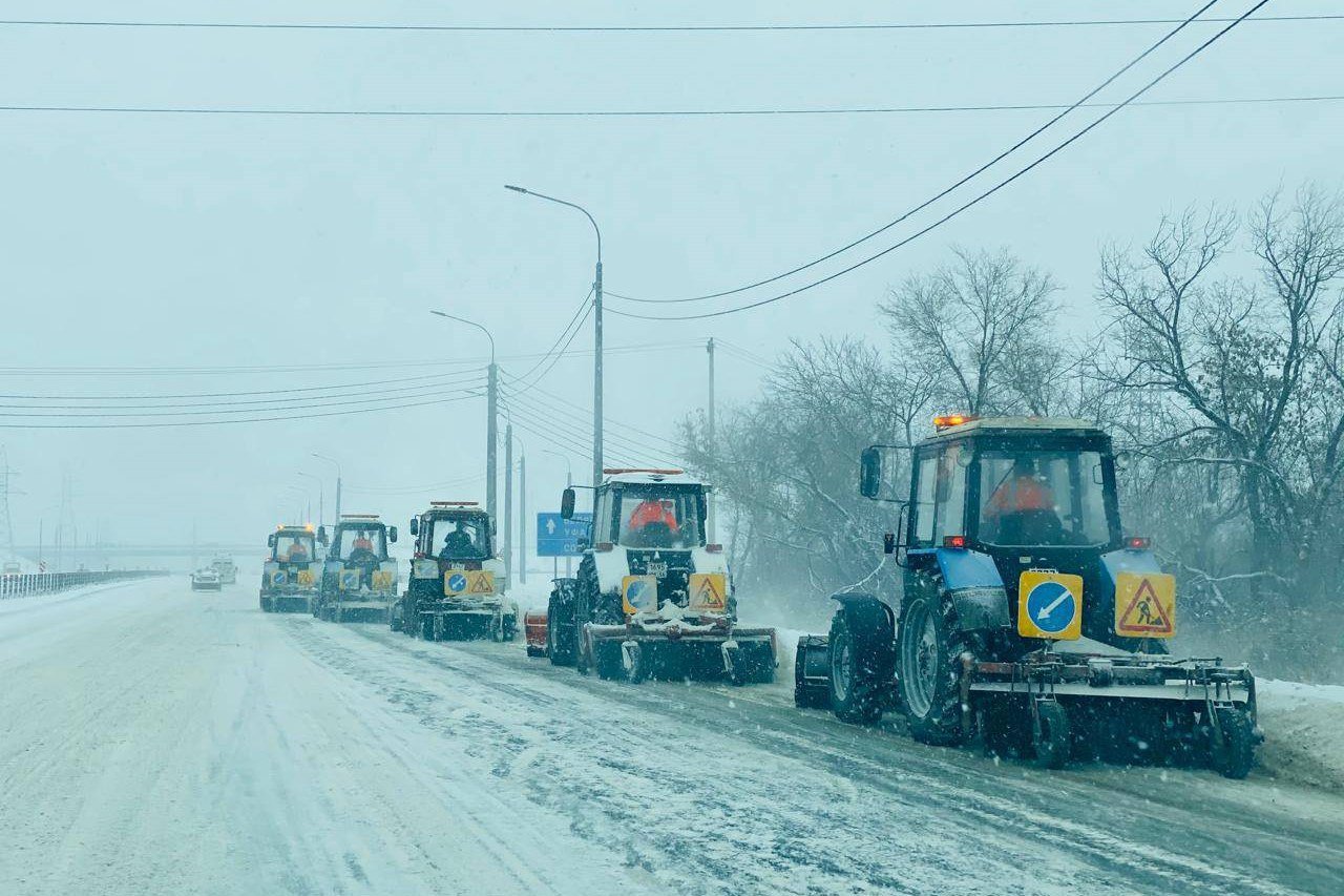 Все трассы в Оренбургской области открыли для движения    Во многих районах Оренбуржья погодные условия остаются сложными. На дорогах федерального значения сейчас работают 98 единиц спецтехники. На дорогах регионального и межмуниципального значения – 229 единиц техники.    Все трассы открыты для движения, однако обстановка может измениться в любой момент. Информацию о состоянии региональных проезжих частей публикуют здесь.   О состоянии дорог федерального значения можно узнать по номерам: 8 347 286-07-18 или 8 917 046-79-53.   Жителям рекомендуют отложить поездки, особенно в темное время