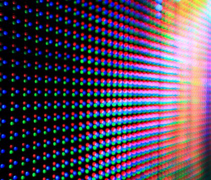 Немецкие физики создали самый маленький в мире светящийся пиксель для OLED экранов Его размер составляет всего 300 нм2 что в теории позволяет разработать Full HD дисплей с площадью один мм2 Ученым из Университета Юлиуса Максимилиана в Вюрцбурге удалось разработать самый маленький на сегодняшний день светящийся пиксель Это достижение открывает путь к созданию сверхкомпактных умных очков и дисплеев нового поколения