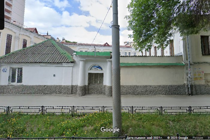 В центре Екатеринбурга за рубль продают старинную пивоварню В Екатеринбурге в очередной раз выставлено на продажу здание медопивоваренного завода Гребенькова и Холкина. Здание постройки XIX века по адресу улица Розы Люксембург, 62 готовы продать за 1 рубль, сообщает «URA.RU». Конкурс на продажу объявило Министерство по управлению госимуществом Свердловской области МУГИСО . Согласно условиям конкурса его победитель обязан до 31 марта 2029 года подготовить документацию по реставрации здания, являющегося объектом культурного наследия ОКН . С победителем подпишут договор купли-продажи и аренды земельного участка под заводским корпусом площадью 13,4 тыс. кв. м. за один рубль в год. Площадь самого здания составляет 3,4 тыс. кв. м. Стартовая стоимость лота — 1 рубль. Минимальный шаг повышения цены — 329,8 тысячи рублей, следует из информации на сервисе ГИС «Торги».
