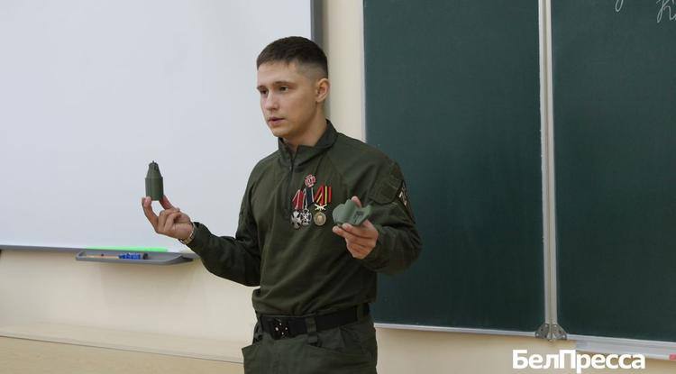 В школах и детских лагерях Белгородской области будут введены ежедневные 30-минутные занятия по безопасности. Это поручение Вячеслава Гладкова последовало после проведения всероссийских антитеррористических учений и проверки систем безопасности в учреждениях, включая ограждения, сигнализацию, видеонаблюдение, металлодетекторы и противопожарный инвентарь. Занятия будут проводиться во всех лагерях, в том числе в крымском санатории "Бригантина Белогорье".