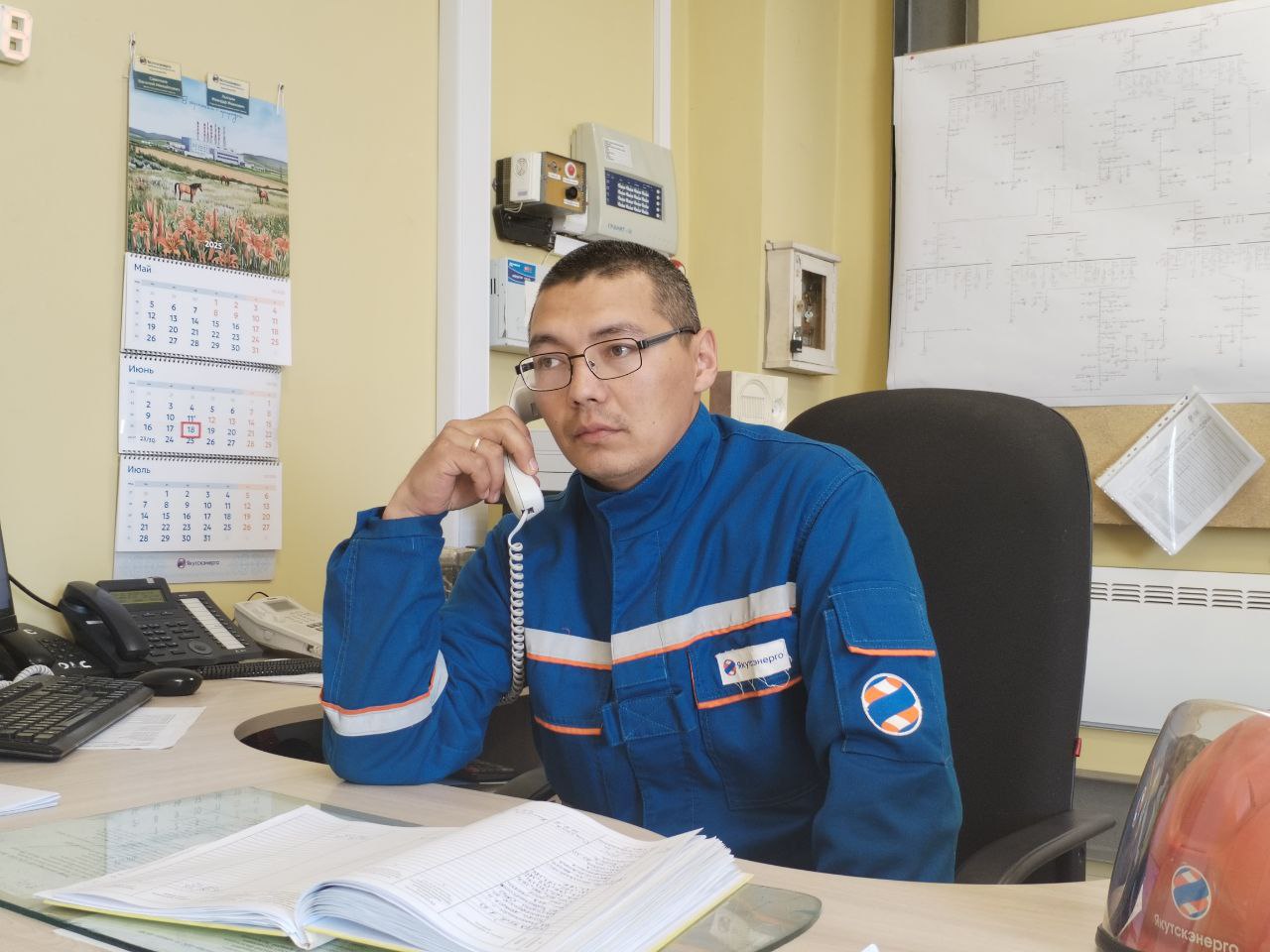 Энергетики Центральных электрических сетей ведут восстановление электроснабжения в Усть-Алданском районе Персоналом Борогонского РЭС произведено отключение воздушной линии 35 кВ Л-61 «Борогонцы-Кептени» из-за технологического нарушения. Оперативно-выездная бригада проводит осмотр линии для определения причины. В ограничении электроснабжения находятся часть населенных пунктов Усть-Алданского и Намского улусов. Общая протяженность воздушной линии составляет более 120 км. Присоединяйтесь #Якутскэнерго #РусГидро #Усть_Алданский