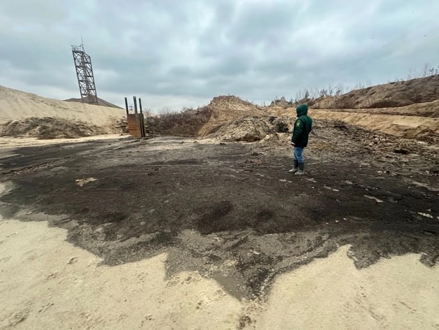 Работу трех нижегородских предприятий приостановили из за экологических нарушений В Кстовском районе Нижнего Новгорода суд приостановил деятельность ООО Ренесенс НН ООО ФПК Ресурс Сервис и ООО Вектор на 50 суток Компании признали виновными в совершении административного правонарушения связанного с несоблюдением требований в области охраны окружающей среды при обращении с отходами производства По информации межрегионального управления предприятия захламили земельные участки в водоохранной зоне реки Волги а также складировали на необорудованных площадках отходы IV и V классов опасности Юридическим лицам нужно устранить нарушения Деловой квартал НН