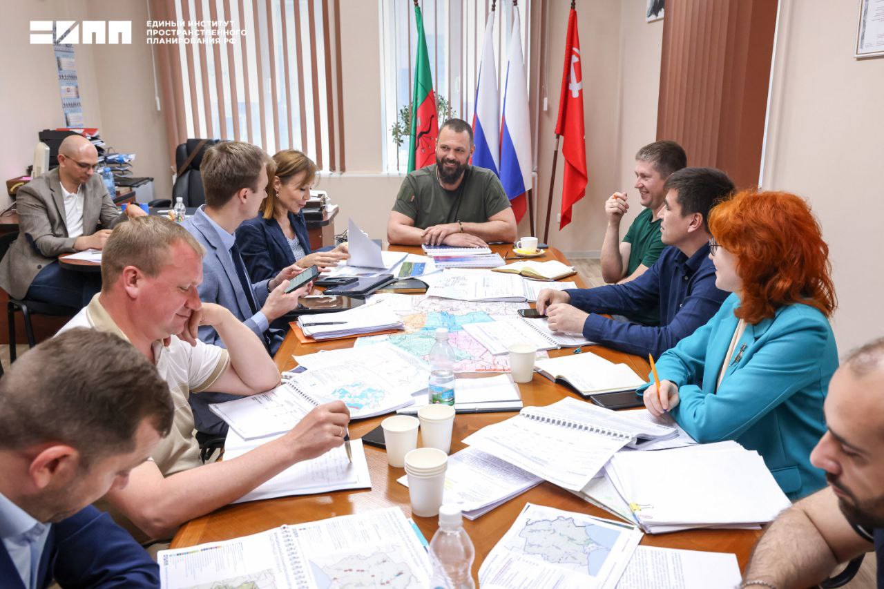 В Запорожской области директор Единого института пространственного планирования РФ Дина Саттарова, глава Бердянского муниципального округа Алексей Кичигин, заместитель министра строительства, архитектуры и ЖКХ Запорожской области Денис Бычков и врио главы Бердянска Андрей Ковганко провели совещание по определению перспектив развития муниципалитета в рамках подготовки генерального плана. В обсуждении участвовали эксперты ЕИПП РФ и представители администрации Бердянского муниципального округа. «Основная цель разработки генерального плана – обеспечить комплексное, сбалансированное развитие Бердянского муниципального округа. Анализ существующего состояния инфраструктуры территории, жилого фонда, экологического каркаса, который провели специалисты Института, призван определить ключевые направления развития – диверсифицировать экономику с повышением эффективности базовых отраслей – сельского хозяйства, туризма и добычи полезных ископаемых», – отметила Дина Саттарова. Директор ЕИПП РФ добавила, что в рамках разработки генерального плана будут выработаны предложения по восстановлению и развитию инфраструктуры территории и созданию благоприятных условий жизни населения. В частности, для обслуживания населенных пунктов Бердянского муниципального округа необходимо предусмотреть развитие маршрутной сети наземного общественного транспорта, построить дополнительные участки автодорог в обход ключевых населенных пунктов – пгт Андреевка и села Успеновка. «Мы благодарны Институту и лично Дине Саттаровой за внимательное отношение к проблемам округа и уже выполненную масштабную работу по определению ключевых направлений развития территории. Мы готовы к плотному взаимодействию с Институтом по вопросам разработки градостроительной документации и понимаем, что от качества подготовки генерального плана округа зависят дальнейшие перспективы Бердянского муниципального округа и в конечном итоге – качество жизни людей», – подчеркнул глава Бердянского муниципального округа Алексей Кичигин. С 2022 года ЕИПП РФ подготовил три генеральных плана муниципальных образований городских округов Бердянска, Мелитополя, Энергодара. В 2025 году будут разработаны схема территориального планирования Запорожской области, генеральные планы Приазовского, Акимовского, Бердянского, Приморского, Веселовского, Михайловского, Токмакского муниципальных округов. - #проект #генплан #Бердянск #ЗО