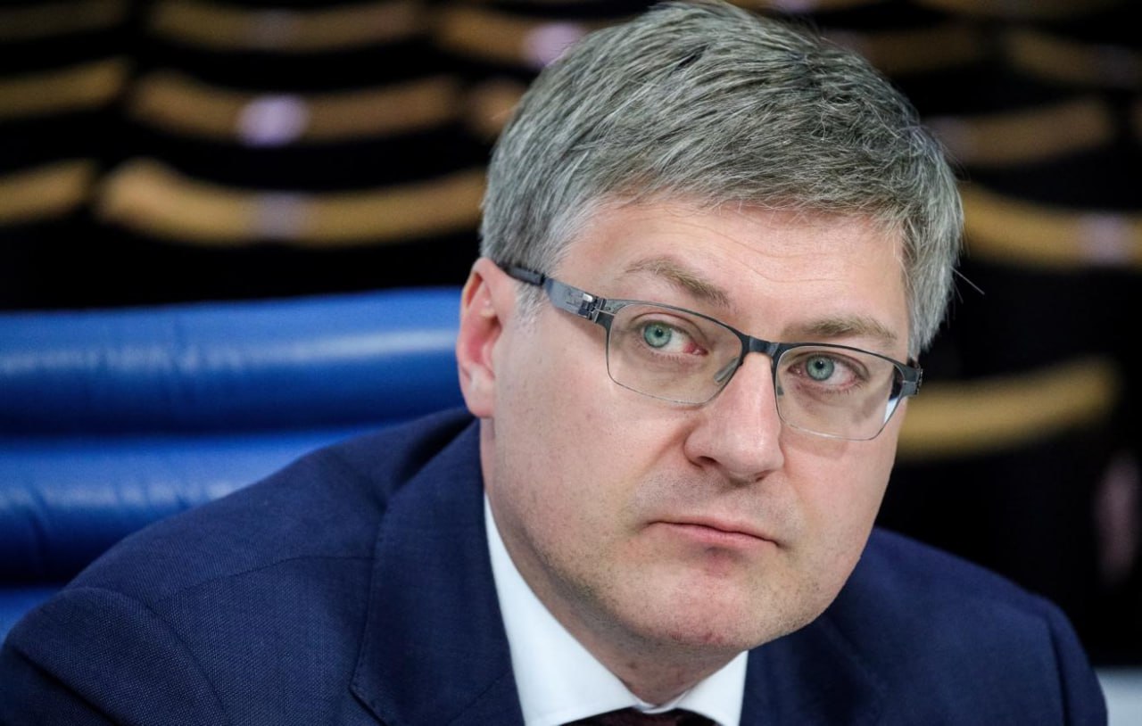 Временным полномочным представителем правительства в Конституционном и Верховном судах назначен Павел Степанов Он сменил на посту Михаила Барщевского который ушел в отставку Ранее Павел Степанов был советником а позже стал заместителем министра культуры РФ После был назначен на должность директора Департамента сопровождения законопроектной деятельности правительства позднее преобразованного в Департамент сопровождения законопроектной деятельности и нормативно правового регулирования правительства Фото Сергей Бобылев ТАСС