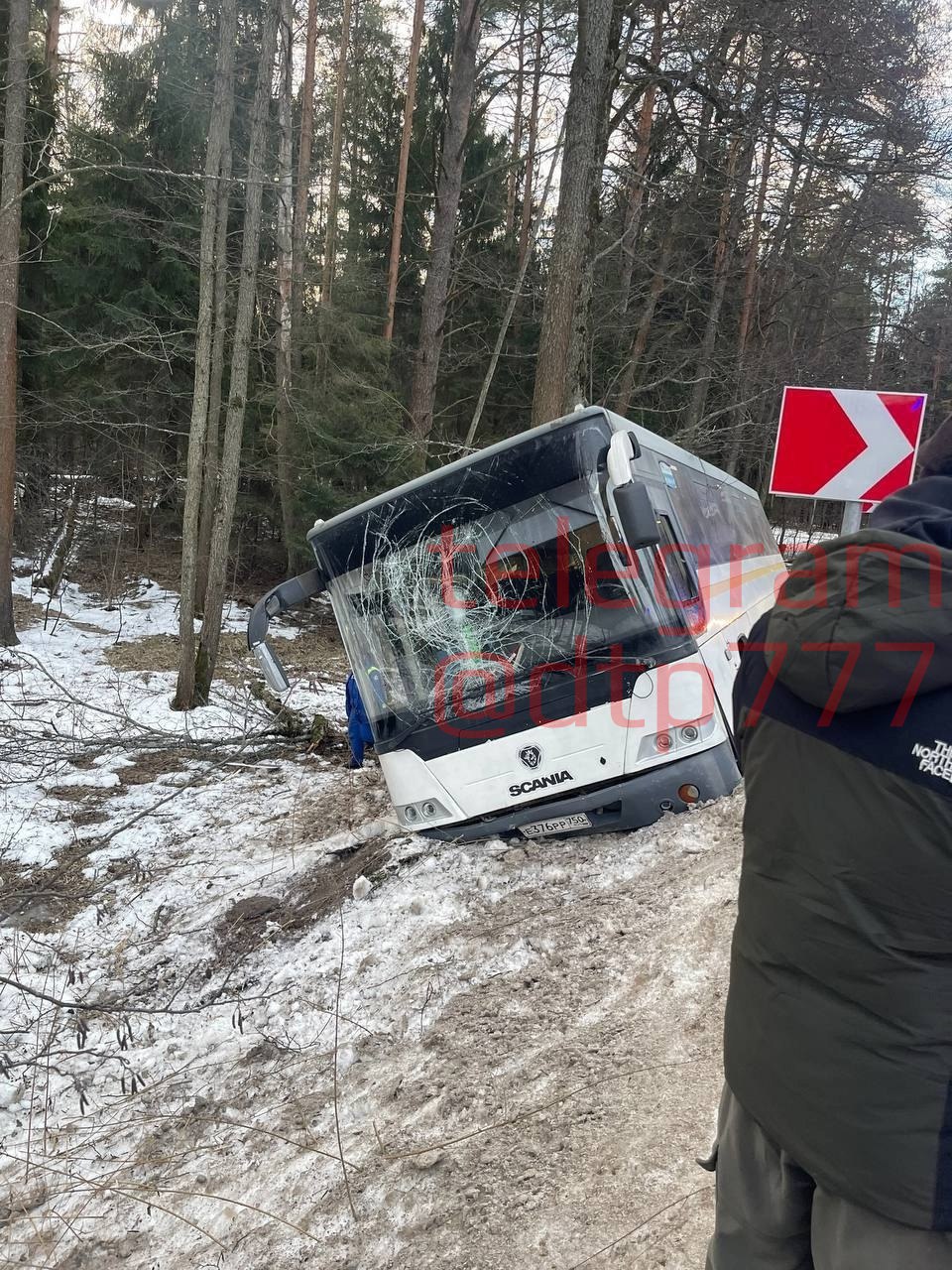 Подмосковье, Орехово-Зуево  Пассажирский автобус улетел в кювет, 5 пассажиров получили травмы, включая переломы, ушибы и были госпитализированы. Также пострадал водитель, у него сломаны рёбра.  Подписаться    Прислать новость