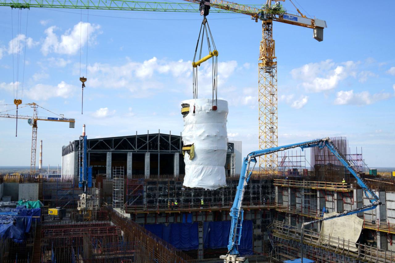 Росатом смонтировал металлическую оболочку центральной полости реактора БРЕСТ ОД 300 в Северске в рамах стратегического отраслевого проекта Прорыв Опытно демонстрационный комплекс ОДЭК это кластер ядерных технологий IV поколения который включает три взаимосвязанных объекта не имеющих аналогов в мире модуль по производству фабрикации рефабрикации ядерного топлива энергоблок с инновационным реактором на быстрых нейтронах IV поколения БРЕСТ ОД 300 а также модуль по переработке облученного топлива Таким образом впервые в мировой практике на одной площадке будут построены АЭС с быстрым реактором и пристанционный замкнутый ядерный топливный цикл обеспечив Россию условно бесконечным запасом ядерного топлива geonrgru YouTube sponsr ru