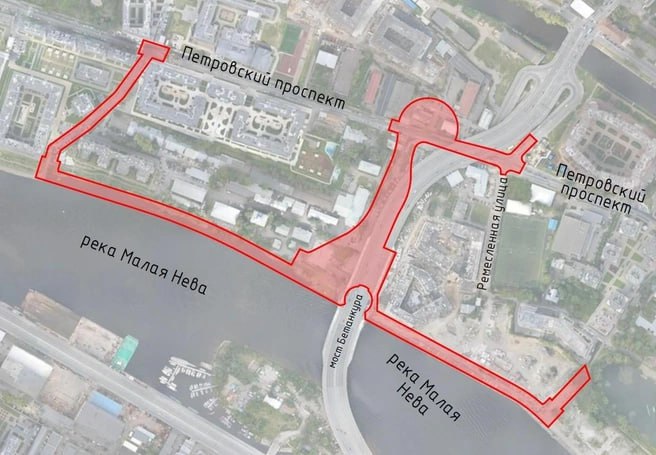 На правом берегу Малой Невы проектируют новую трассу протяженностью 2 км Объявлен поиск подрядчика для разработки проекта планировки дороги с количеством полос от 2 до 4 и подключением к мосту Бетанкура Стоимость контракта составляет около 10 млн рублей срок выполнения работ до 8 ноября 2027 года По Генплану окружающая мост Бетанкура часть Петровского острова это зона многоэтажной жилой застройки При этом непосредственно у воды полоса отведена под рекреацию и слева и справа от переправы Но не секрет что сейчас принимают новую версию правил землепользования и застройки И если судить по их проекту то всё по обе стороны моста теперь зона многоэтажной жилой застройки Между тем ещё несколько лет назад до принятия нового Генплана и начала обсуждения новых ПЗЗ власти заявили что набережную у моста Бетанкура облагородят   t me spb danger