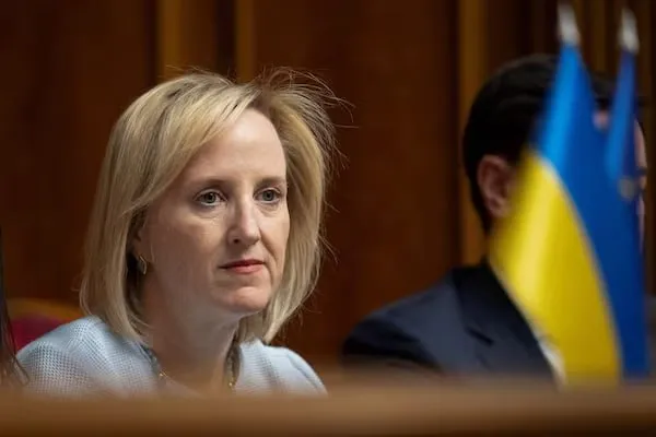 Временная поверенная в делах США на Украине Джули Дэвис покинет свой пост в июне сообщил представитель госдепа Томми Пиготт Газета Financial Times со ссылкой на источники писала что Дэвис в ближайшие недели покинет Киев и планирует уйти в отставку с дипломатической службы на фоне разногласий с Трампом Она продолжит с гордостью продвигать политику президента Трампа до своего официального отъезда из Киева в июне 2026 года и ухода из госдепартамента добавил Пиготт