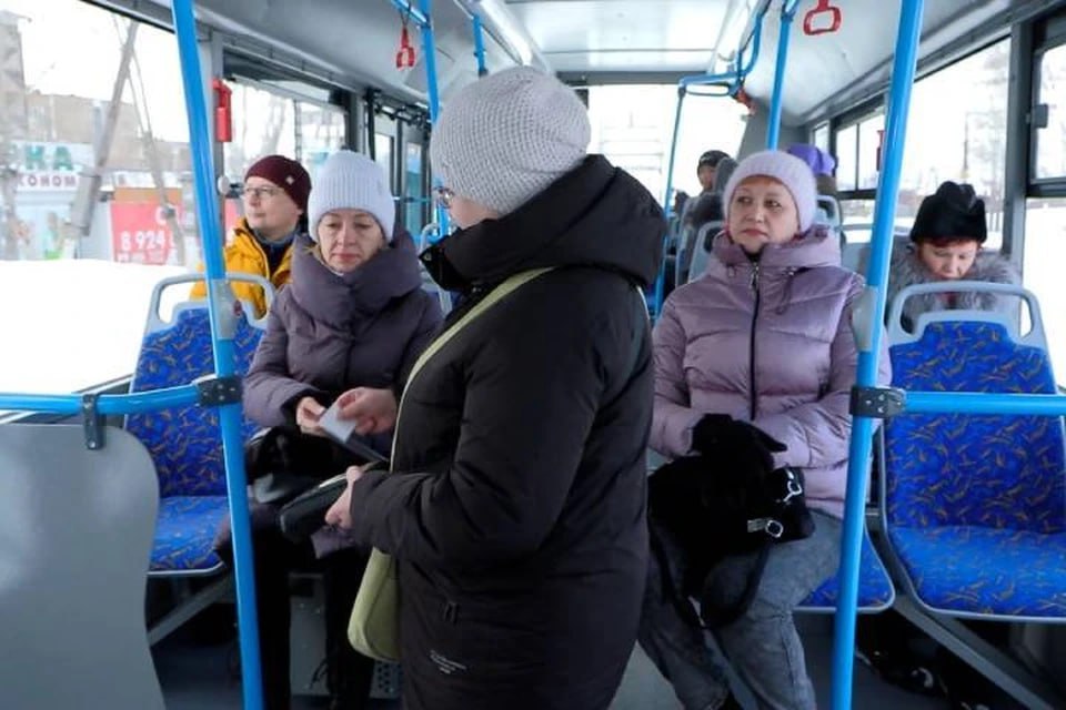 С 1 марта братчанам придется больше платить за проезд в общественном транспорте. Муниципальные перевозчики задерут цену до 40 рублей за поездку, что на 7 рублей больше нынешнего тарифа.  Инициаторами повышения стоимости проезда выступили «Центральное автотранспортное предприятие» и «Братское троллейбусное управление». Причина банальна – все дорожает: топливо, запчасти, электричество.   Городская администрация уверяет, что повышение цен на проезд не ударит по карманам братчан. Мол, зарплаты-то тоже растут, так что все в порядке.   А пока чиновники рассуждают о росте доходов населения, горожанам остается только вздыхать и пересчитывать мелочь в кошельках. Или пересаживаться на велосипеды – весна-то не за горами!