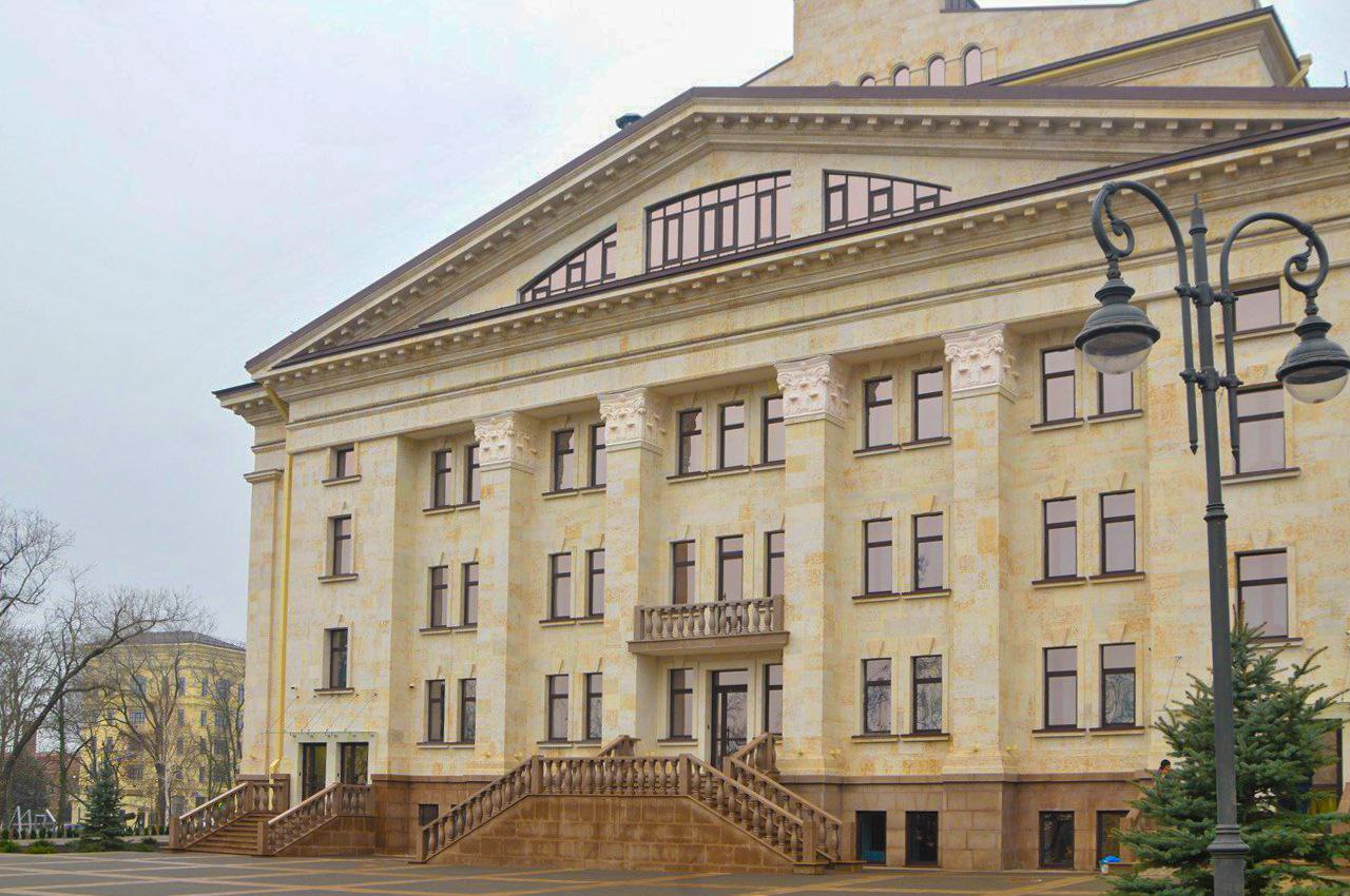 Александр Беглов Открытие возрожденного Мариупольского драматического театра одно из главных событий культурной жизни России в 2025 году Губернатор Александр Беглов принял участие в торжественной церемонии открытия после масштабной реконструкции Мариупольского драматического театра По поручению Президента России Владимира Владимировича Путина Петербург с первых дней освобождения Мариуполя приступил к восстановлению города С 1 июня 2022 Петербург и Мариуполь побратимы Уже 4 июня из Санкт Петербурга прибыли первые колонны с людьми и техникой сказал Александр Беглов В первую очередь петербургские специалисты приступили к строительству и восстановлению социальных учреждений школ детских садов и медицинских учреждений жилого фонда и объектов инженерной инфраструктуры Всего с 2022 года в Мариуполе восстановлено порядка 50 ти объектов Подробнее на Официальном сайте Администрации Санкт Петербурга