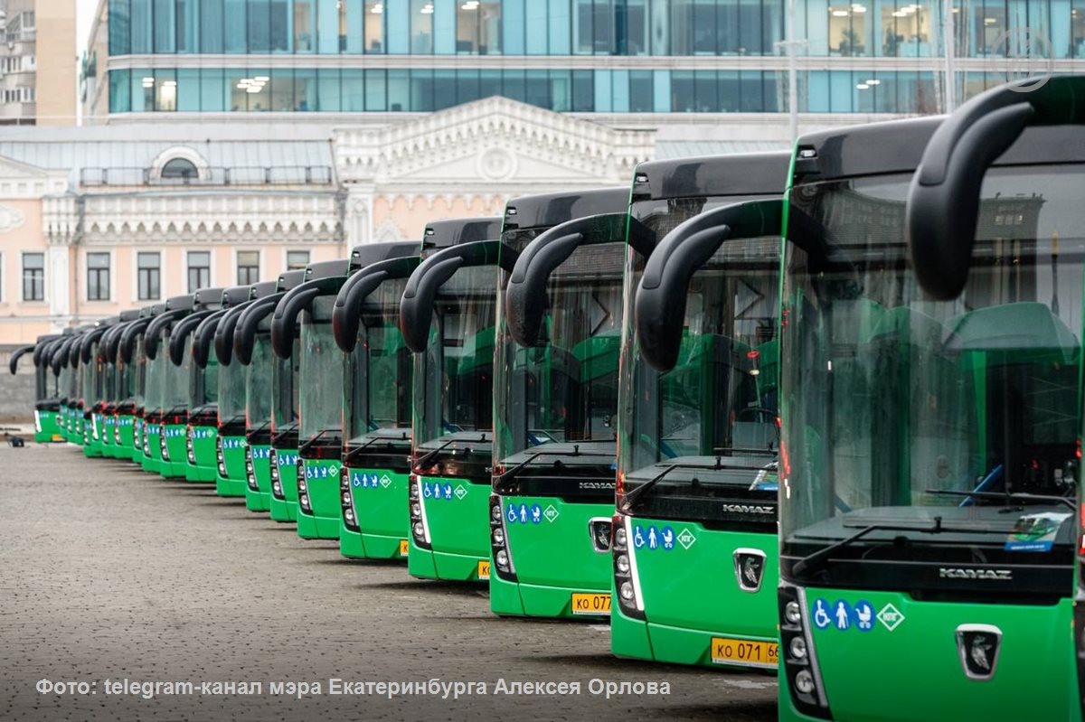 В Екатеринбург поступила первая партия новых автобусов-«гармошек» из города Волжский. Они вмещают более 150 пассажиров, поэтому их направят на самые загруженные маршруты №49 и №51. Пока в город привезли пять машин, в ближайшее время ожидается поставка еще десяти. Новые автобусы-«гармошки» начнут курсировать по городу с 1 августа. Подписывайтесь на «Ъ- Урал»
