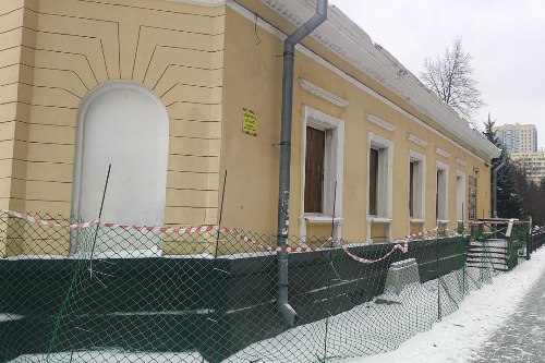 В Новосибирске начали ремонтировать 75 летнее здание со стороны улицы Ядринцевской в Центральном парке Подрядчик начал укреплять и менять несущие конструкции готовить крышу под новую кровлю и обследовать фасады с коммуникациями Согласно проекту в здании поменяют инженерные системы и окна с дверьми Но при этом облик исторического объекта останется прежним Реконструкцию планируют завершить в середине 2026 года По противоположному зданию на улице Мичурина решение будет принято в следующем году после экспертной оценки сообщили в Дирекции городских парков