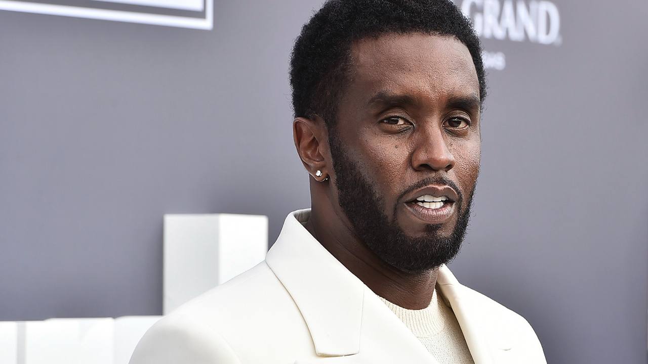 С P. Diddy сняли часть обвинений — в попытке похищения и в поджоге, — CNN. Ранее утверждалось, что он поджёг машину рэпера Kid Cudi и похитил свою помощницу Каприкорн Кларк, угрожая пистолетом. Шон Комбс по-прежнему обвиняется в том числе в оказании давления на свидетелей, преступлениях, связанных с наркотиками, и вовлечении в проституцию. Прокуроры заслушали 34 свидетеля, а защита представила свою версию, не вызвав ни одного человека. Сам P. Diddy не давал показаний. Как отмечает телеканал, 27 июня в суде заслушают заключительные аргументы. Канал Свободный человек